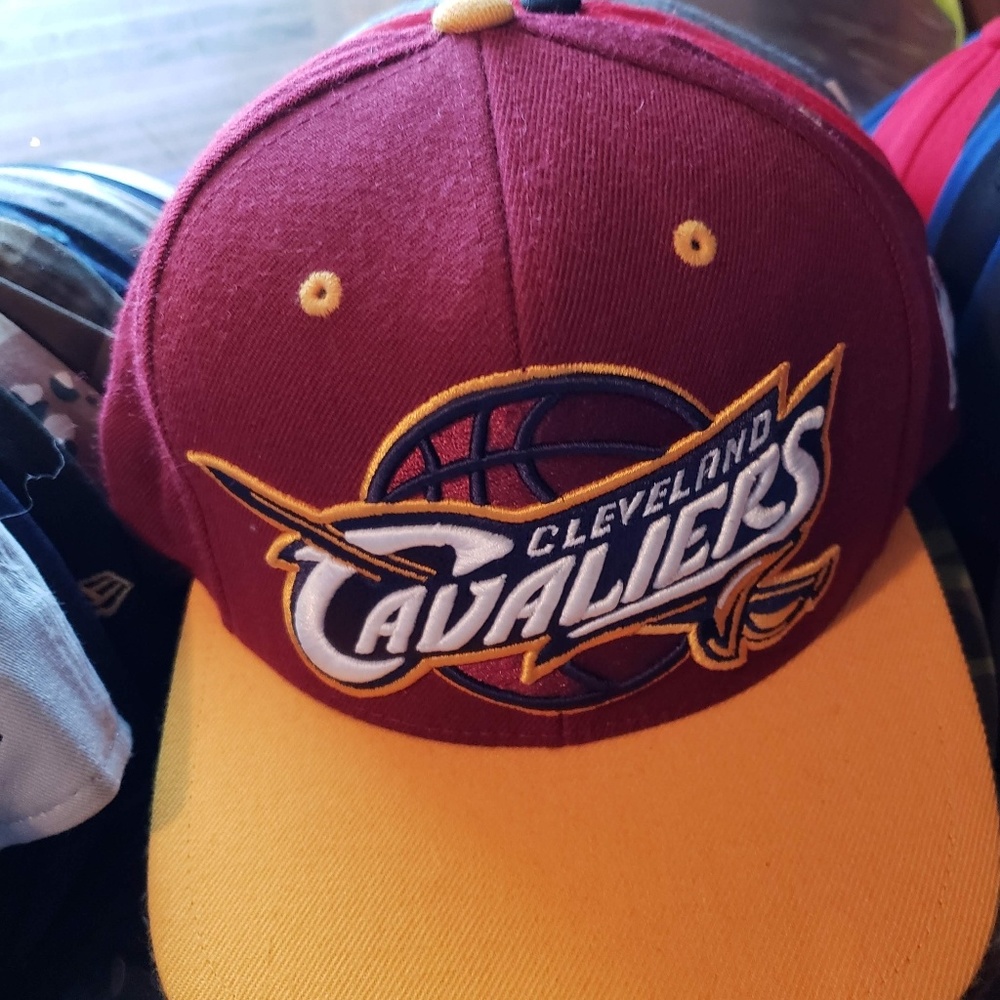 MULTIPLE SNAPBACKS HATS - Picture 4 of 8